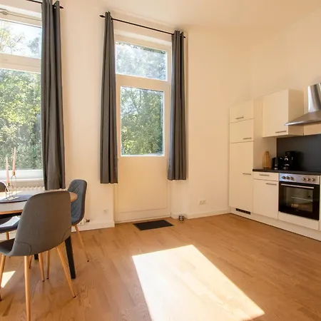 Apartment R&m I , Stadtvilla Mit Grossen Balkon, Parkplatz Und Blick Ins Grune Wilhelmshaven