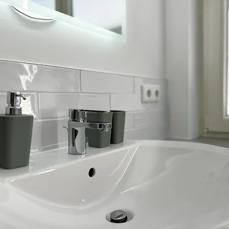 Apartment R&m I , Stadtvilla Mit Grossen Balkon, Parkplatz Und Blick Ins Grune Wilhelmshaven